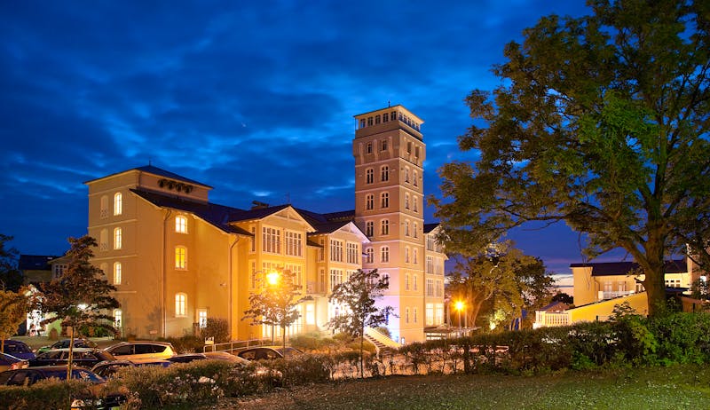 Vju Hotel Außenansicht Nachtaufnahme – ©Vju Hotel Rügen