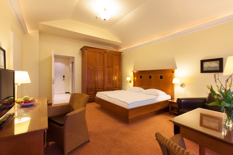 Zimmerbeispiel Doppelzimmer Komfort mit Balkon in der Dependance Vju Hotel Rügen – ©Photographer: Henrike Schunck