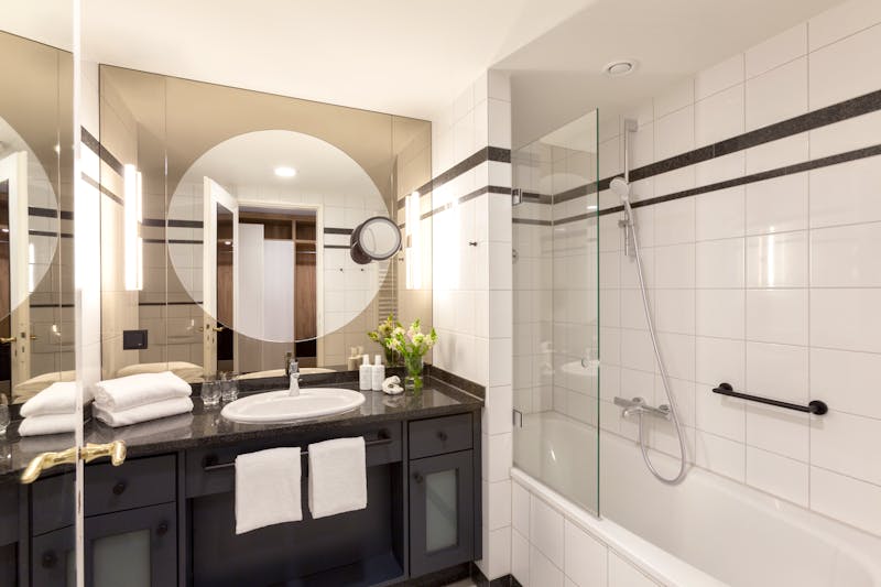 Bad mit Badewanne Vju Hotel Rügen – ©Photographer: Henrike Schunck