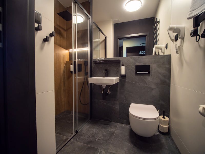 Badezimmer Doppelzimmer Deluxe im New Skanpol – ©IdeaSpa