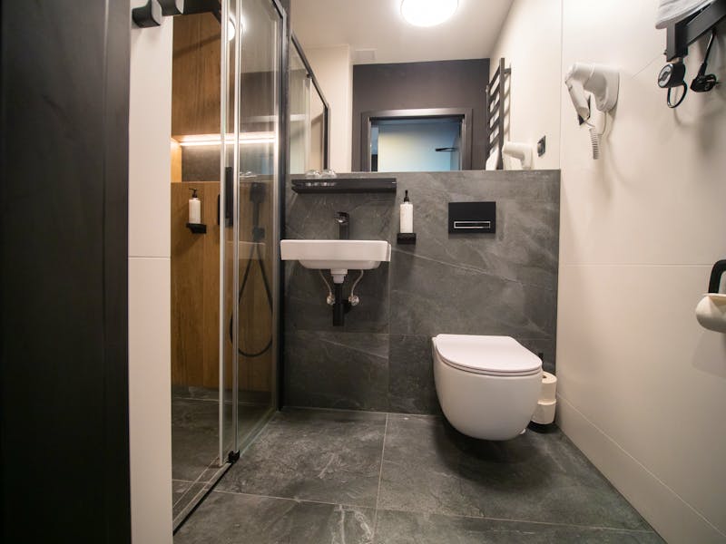 Badezimmer Doppelzimmer Deluxe im New Skanpol – ©IdeaSpa