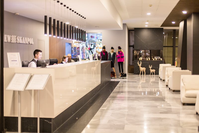 Rezeption im Hotel New Skanpol – ©IdeaSpa