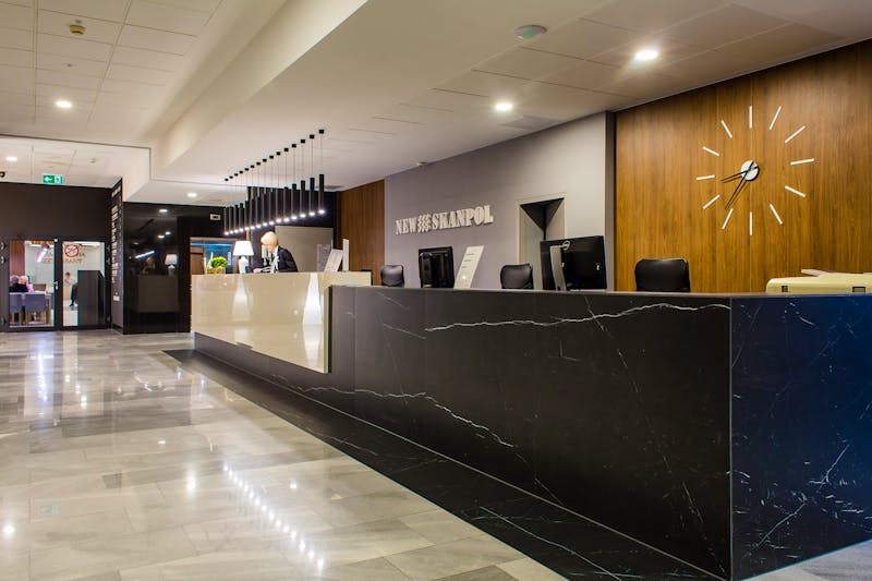 Rezeption im Hotel New Skanpol – ©IdeaSpa