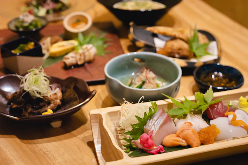 Abendessenbeispiel Izakaya in Osaka, Japan - &copy;Yoshi - stock.adobe.com