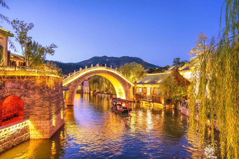 Wasserstadt Gubei bei Nacht, Peking (China) - ©Revive Photo Media - stock.adobe.com
