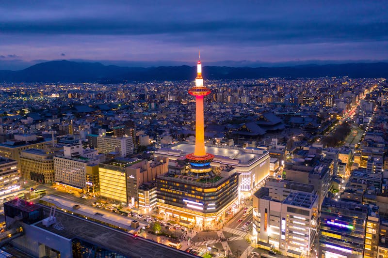  Kyoto Tower bei Nacht, Japan - ©Chenxiaoyang - stock.adobe.com