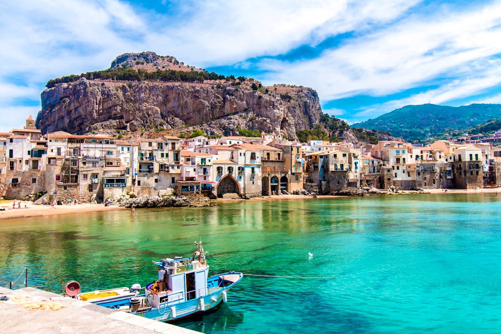 Wunderschöner Blick auf Cefalù – eine kleine Stadt am Meer in Sizilien, Italien. &ndash; &copy; marcociannarel - stock.adobe.com
