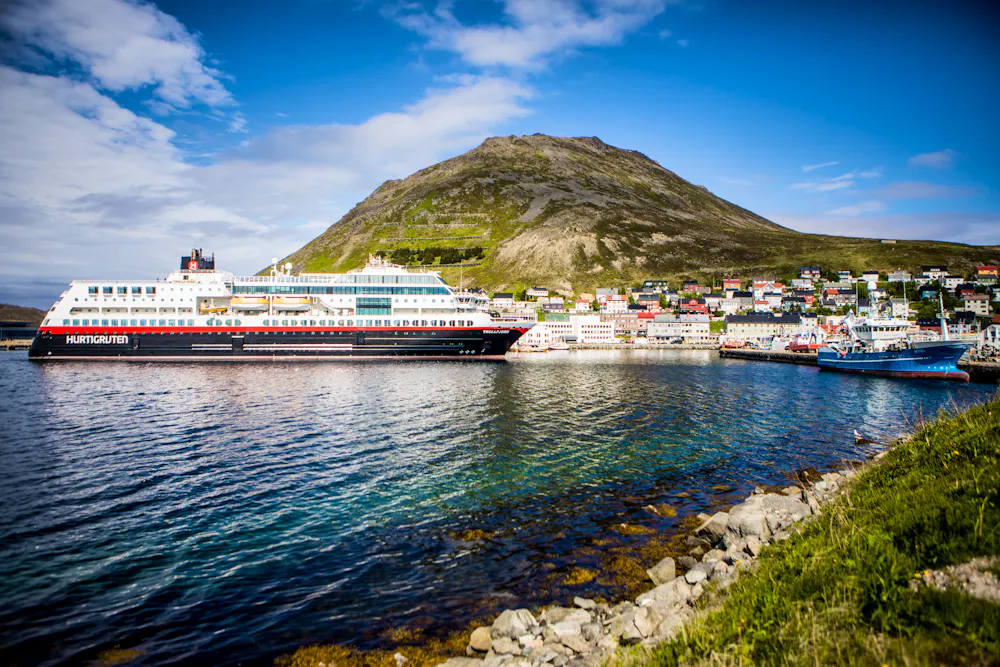MS Trollfjord von Hurtigruten in Honningsvag  &ndash; &copy; Christian Roth Christensen - VisitNorway com