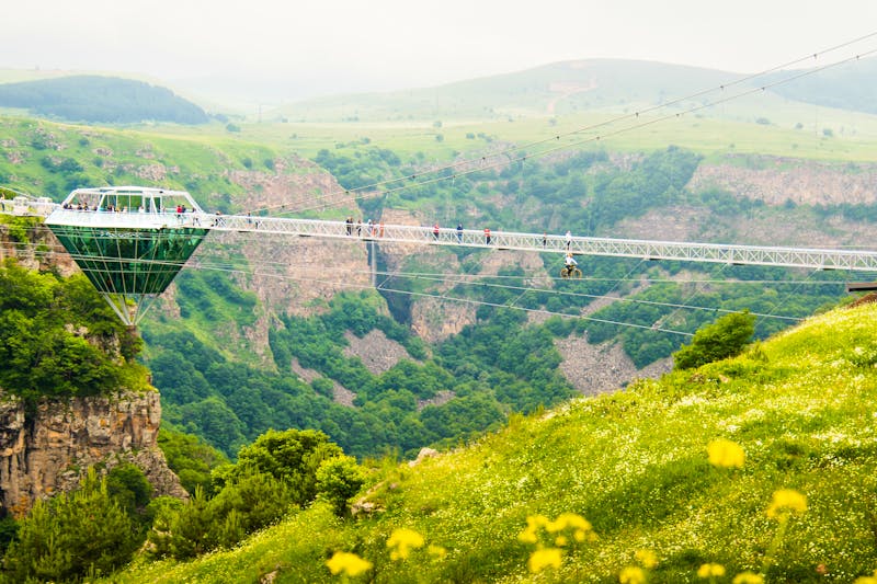 Glasbrücke inmitten der Dashbashi Schlucht in Georgien  - ©Evaldas - stock.adobe.com