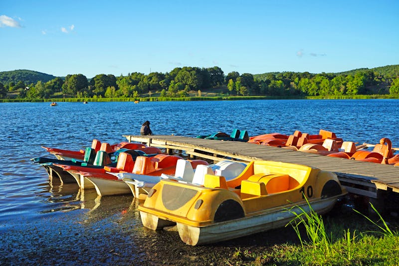 Bunte Tretboote am See - ©Martin Debus - stock.adobe.com