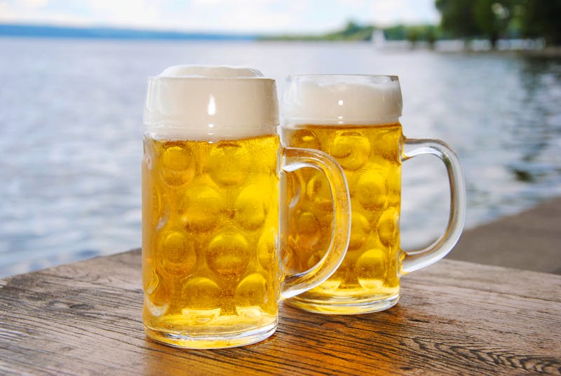Ein kühles Bier am See genießen - ©Sabrina  Cercelovic - stock.adobe.com