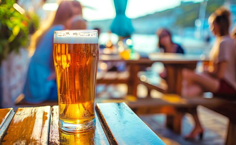 Ein kühles Bier am See genießen - ©sam richter - stock.adobe.com