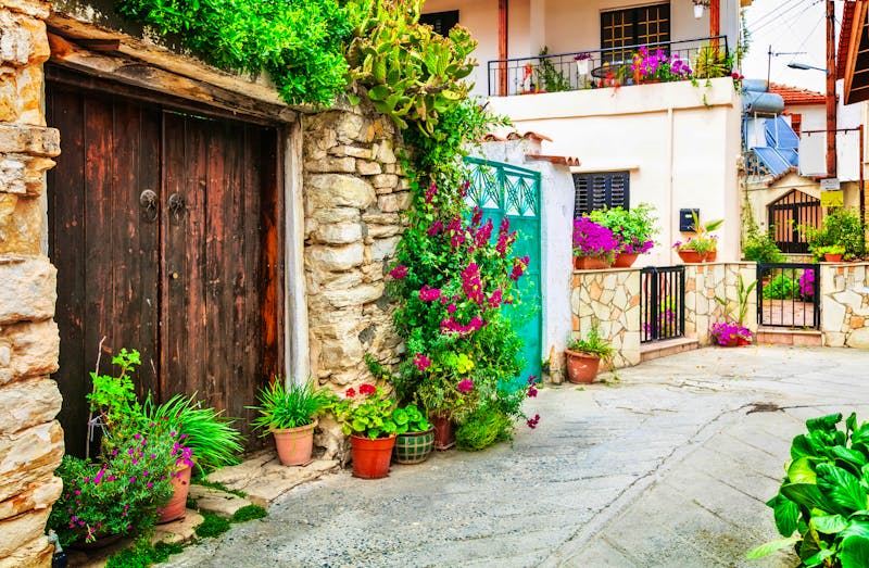 Gasse im Künstlerdorf Lania - ©Freesurf - stock.adobe.com