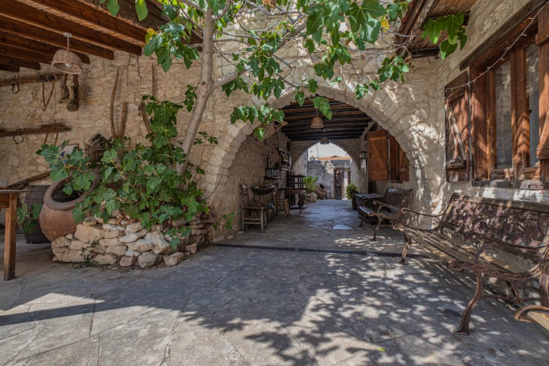 Gasse im Künstlerdorf Lania - ©MoVia1 - stock.adobe.com