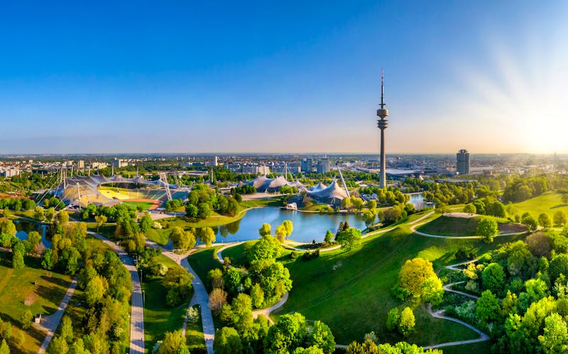 Olympia Park mit Olympiasee und Fernsehturm in München - ©pwmotion - stock.adobe.com