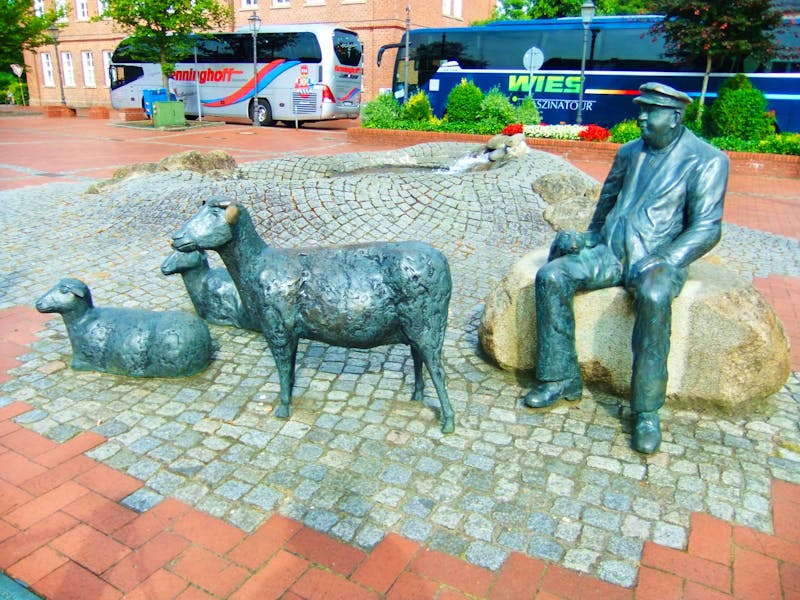 Schäferbrunnen auf dem Marktplatz von Wittmund - ©Eberhardt TRAVEL