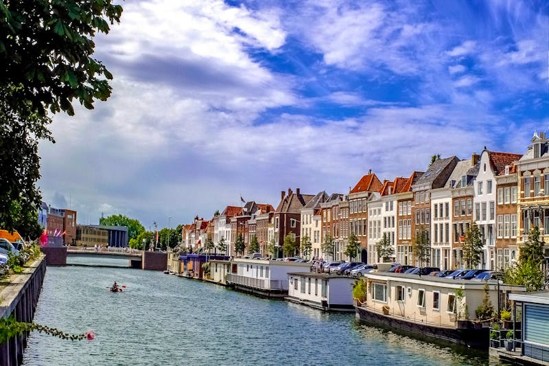 Kanal in Middelburg - &copy;Bild von djedj auf Pixabay