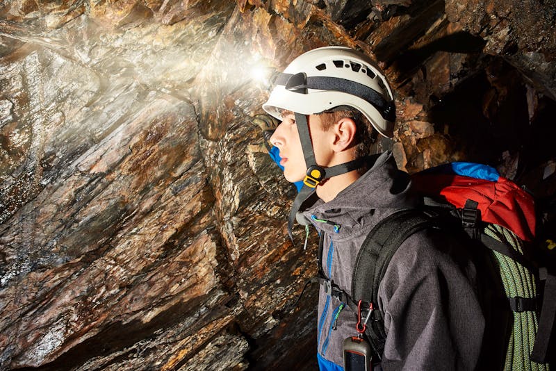 Erkundung einer Höhle - ©Thomas Söllner - stock.adobe.com