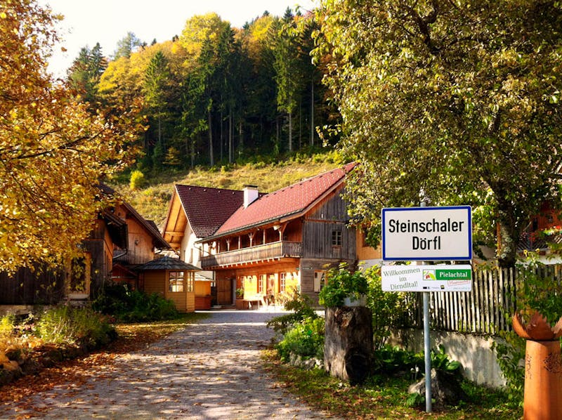 Einfahrt zum Steinschaler Dörfl in Niederösterreich - ©Steinschaler Naturhotels