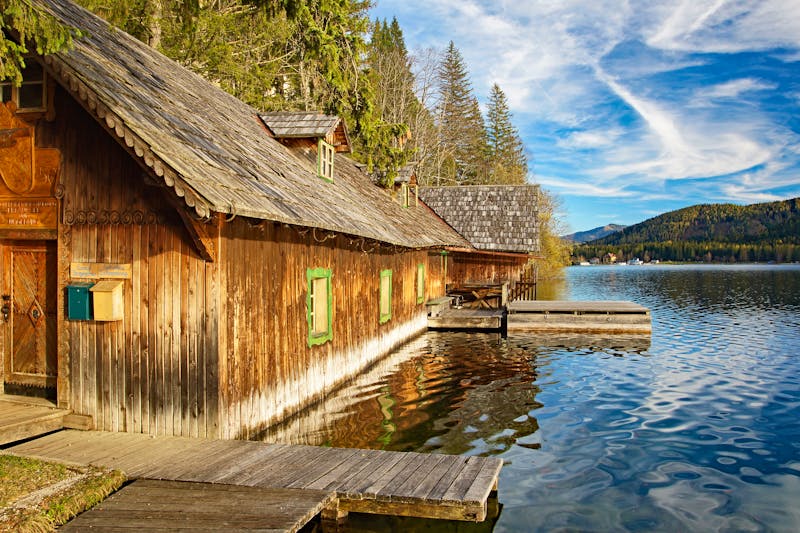 Holzhütte und Bootshaus am Erlaufsee im Mariazellerland - ©rorue - stock.adobe.com