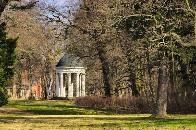 Schloss Georgium in Dessau - Ionischer Tempel im Schlosspark  - &copy;LianeM - stock.adobe.com