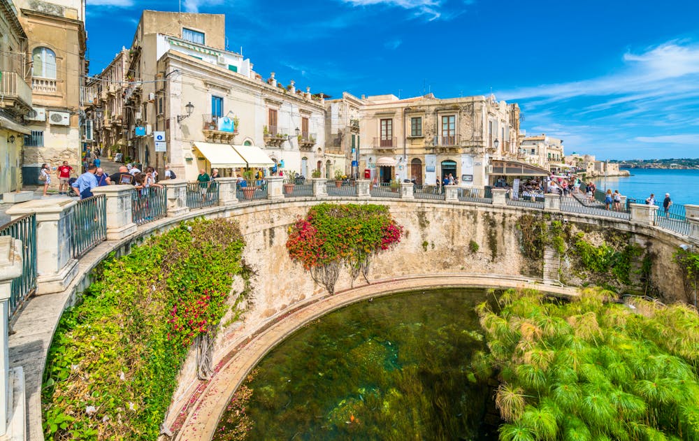 Der Arethusa-Brunnen und Syrakus an einem sonnigen Sommertag. Sizilien, Italien &ndash; &copy; e55evu - stock.adobe.com