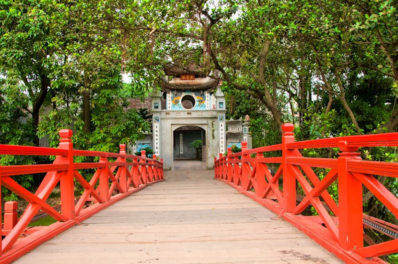 Brücke am Hoan Kiem See in Hanoi - ©danhvc - stock.adobe.com