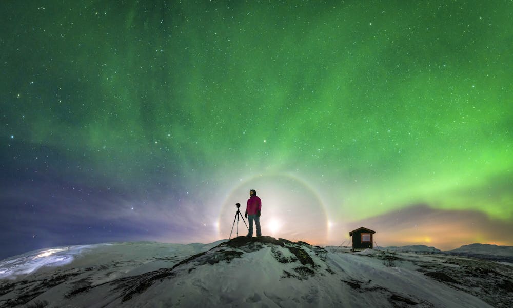 Fotograf im Winter mit Polarlichter im Abisko-Nationalpark &ndash; &copy; Göran Strand/imagebank.sweden.se