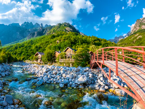 Rote Brücke im Valbona Tal im Theth-Nationalpark in Albanien &ndash; &copy; unai - stock.adobe.com