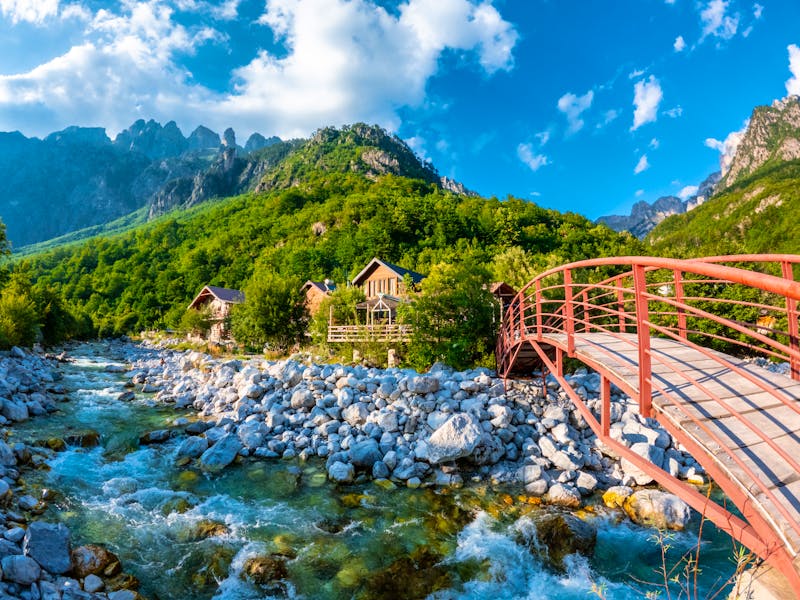 Rote Brücke im Valbona Tal im Theth-Nationalpark in Albanien - ©unai - stock.adobe.com