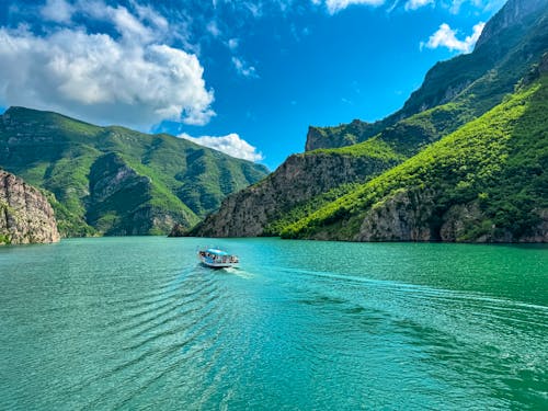 Mit der Fähre über den Komani-See &ndash; &copy; Chris - stock.adobe.com