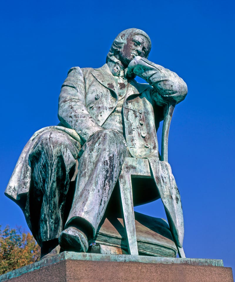 Robert-Schumann-Denkmal  in seiner Geburtsstadt Zwickau am Markt - &copy;Omika - stock.adobe.com