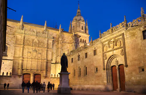 Salamanca - Innenhof der Universität &ndash; &copy; TourSpain