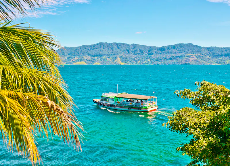 Bootsfahrt auf dem Lake Toba in Sumatra - &copy;12ee12 - stock.adobe.com