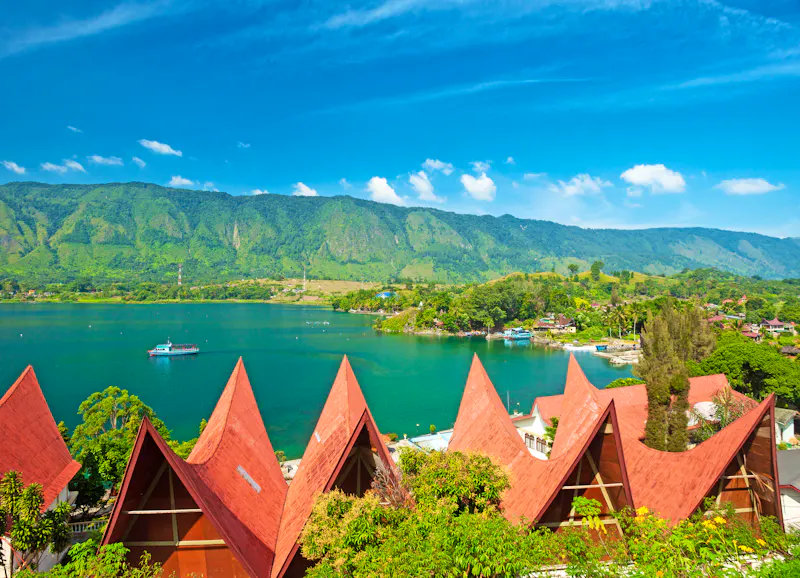 Traditionelle Batak Holzhäuser auf Samosir Island - Lake Toba - &copy;edan - stock.adobe.com