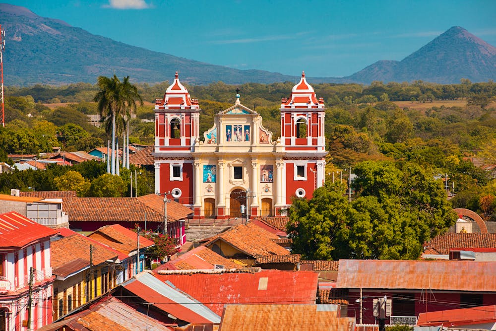 Leon in Nicaragua - Blick auf die Kirche El Calvario und Vulkane im Hintergrund &ndash; &copy; pop_gino - stock.adobe.com