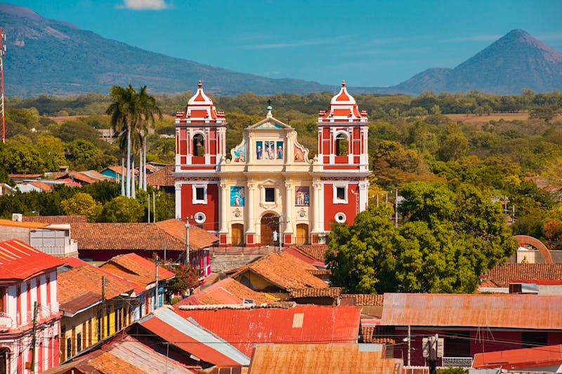 Leon in Nicaragua - Blick auf die Kirche El Calvario und Vulkane im Hintergrund - ©pop_gino - stock.adobe.com