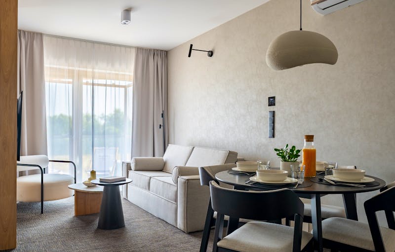 NICKEL Resort & Wellnest in Grzybowo bei Kolberg - Suite/Deluxe Apartment Wohnzimmer – ©Nickel Resort & WellNest