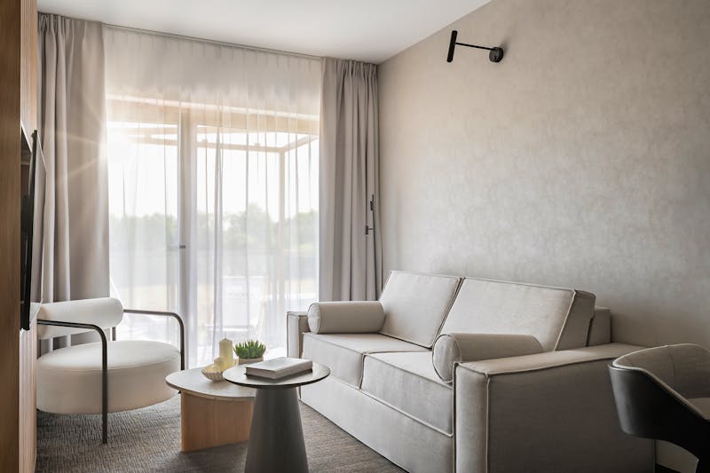 NICKEL Resort & Wellnest in Grzybowo bei Kolberg - Suite/Deluxe Apartment Wohnzimmer  – ©Nickel Resort & WellNest
