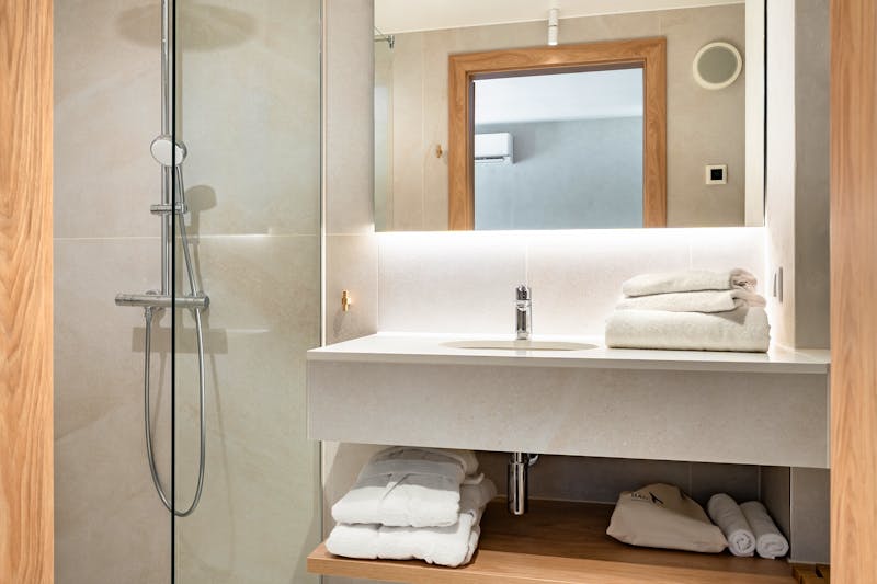 NICKEL Resort & Wellnest in Grzybowo bei Kolberg - Badezimmer Suite/Deluxe-Apartment – ©Nickel Resort & WellNest