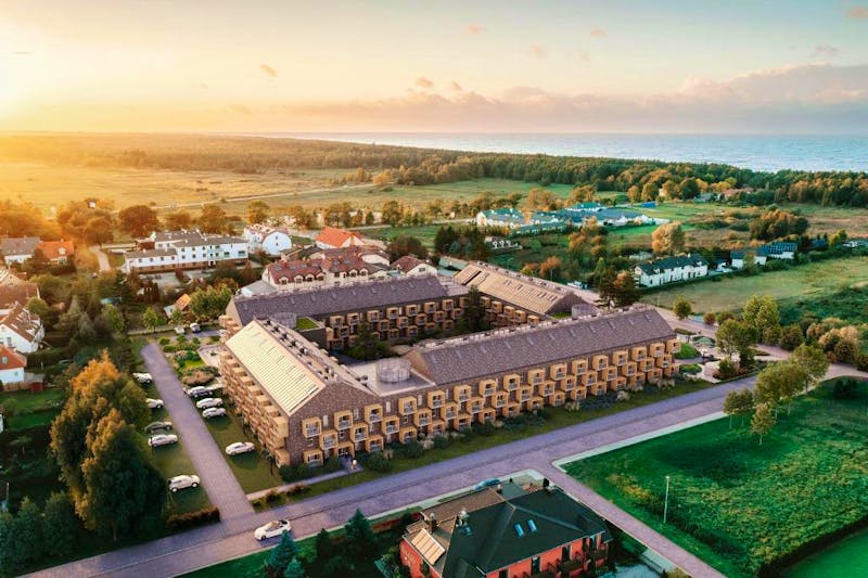 NICKEL Resort & Wellnest in Grzybowo bei Kolberg - Vogelperspektive Sonnenuntergang/Ostsee Blick – ©Nickel Resort & WellNest