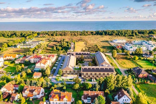 NICKEL Resort & Wellnest in Grzybowo bei Kolberg - Vogelperspektive mit Blick  auf Ostsee &ndash; &copy; Nickel Resort & WellNest