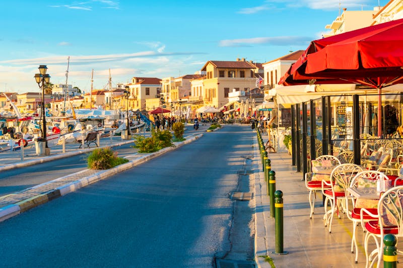 Uferpromenade der Stadt Ägina mit Shops und Cafés - ©Kirk Fisher - stock.adobe.com