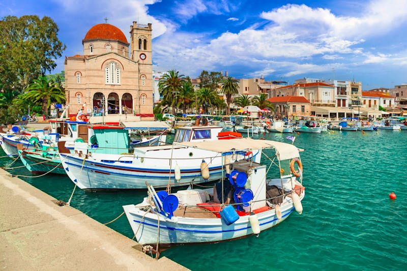 Fischerboote und Kirche St. Nicholas auf der Insel Ägina - ©Freesurf - stock.adobe.com