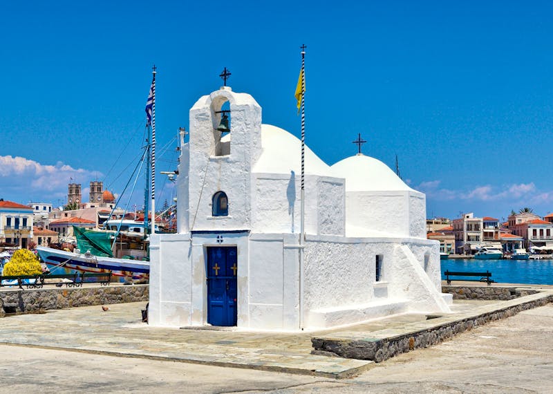Kleine Kirche am Hafen von Ägina - ©costas1962 - stock.adobe.com
