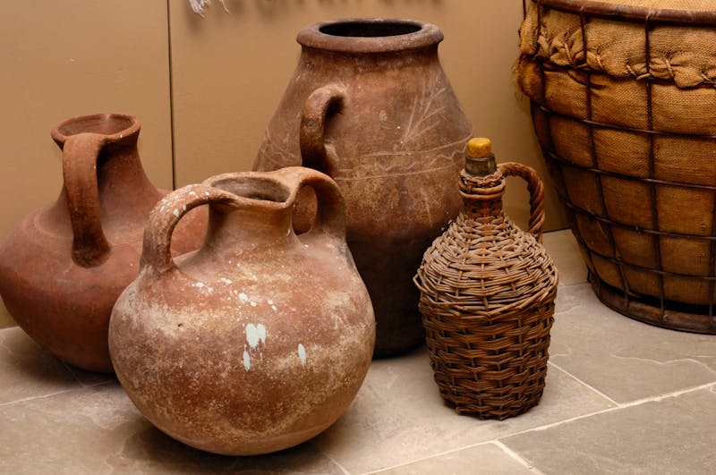Alte Weinkrüge im Weinmuseum - ©Alx - stock.adobe.com
