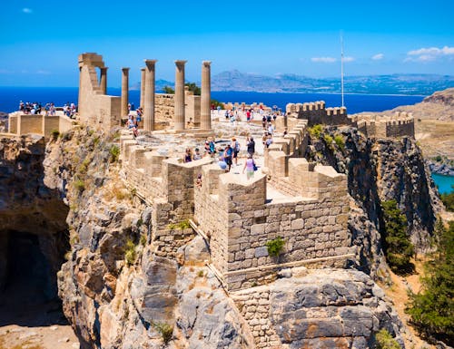 Ausflug zur Akropolis von Lindos auf der Insel Rhodos – © saiko3p - stock.adobe.com