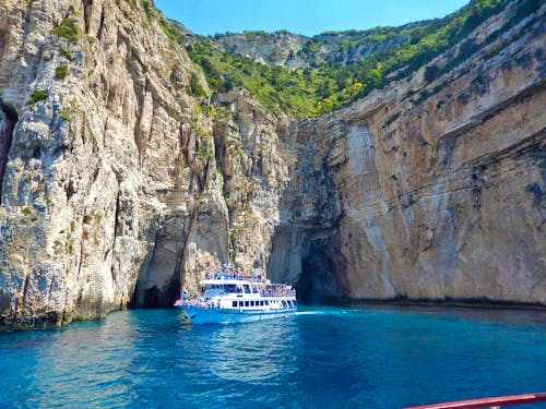 Schifffahrt entlang der Steilküste von Paxos mit Höhlen &ndash; &copy; Rico Manns - Eberhardt TRAVEL