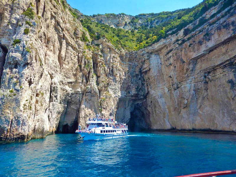 Schifffahrt entlang der Steilküste von Paxos mit Höhlen - ©Rico Manns - Eberhardt TRAVEL