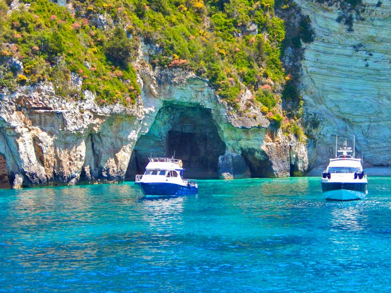 Schifffahrt entlang der Steilküste von Paxos  - ©Rico Manns - Eberhardt TRAVEL